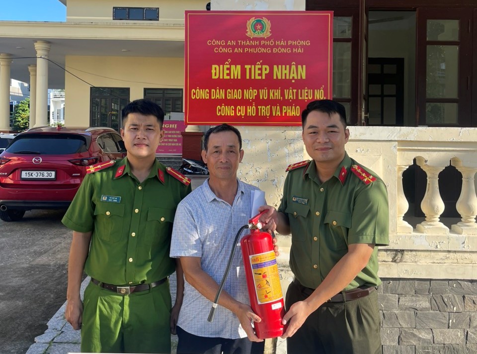 Công an phường Đông Hải: Tặng bình bột chữa cháy cho công dân tự giác giao nộp vũ khí, vật liệu nổ, CCHT và pháo